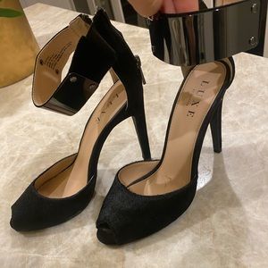 Black fur peep toe buckle heels